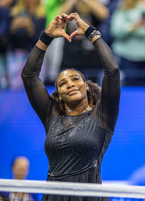 Serena Williams kiitti yleisöä tappionsa jälkeen.