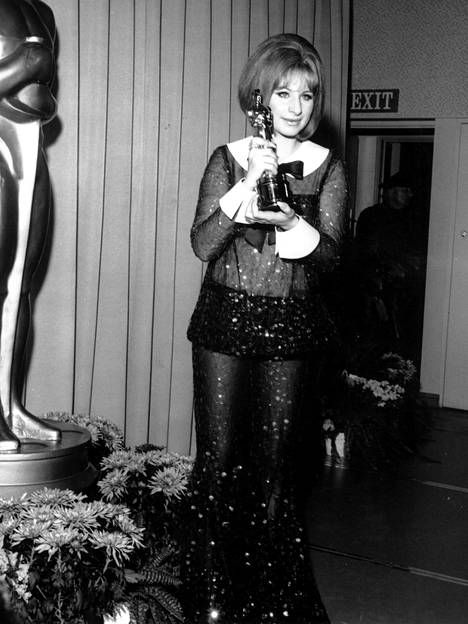 Laulaja-näyttelijä Barbra Streisand säväytti läpikuultavalla ja kimaltelevalla asullaan vuoden 1969 gaalassa. Parhaan naispääosan Oscar jaettiin tuolloin Streisandin ja Katharine Hepburnin kesken. Hepburnilla on eniten naispääosa-Oscareita, yhteensä neljä.