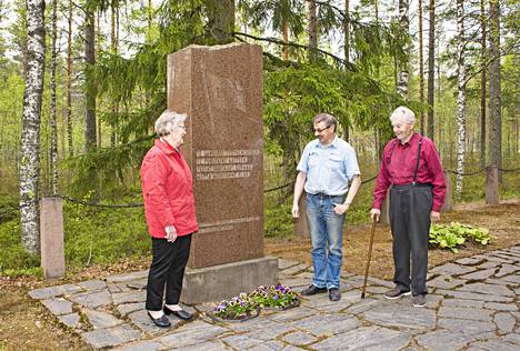 Lylyn kylän reunamilla on vuoden 1918 sodan muistomerkki, jonka äärellä pohtivat lähes sadan vuoden takaisia tapahtumia Mirja Saarinen, Leo Merioksa ja Mikko Kortesuo.