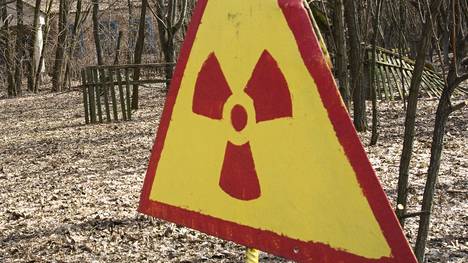 Säteilyvaaran merkki hylätyn päiväkodin lähellä Tshernobylissa Ukrainassa.