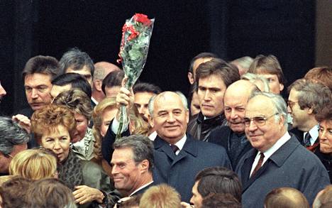 Neuvostoliiton viimeinen johtaja Mihail Gorbatshov on kiistänyt saaneensa Yhdysvalloilta suullista lupausta siitä, ettei Nato laajenisi Itä-Eurooppaan. Marraskuussa 1990 otetussa kuvassa hänen vasemmalla puolellaan on puoliso Raisa Gorbatshova ja oikealla puolellaan Saksan tuolloinen liittokansleri Helmut Kohl.