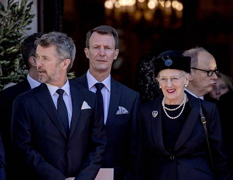 Tanskan kuninkaallisten välit ovat huhujen mukaan erittäin tulehtuneet. Vasemmalla kruununprinssi Frederik, keskellä Joachim ja oikealla heidän äitinsä kuningatar Margareeta.