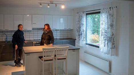 Jukka-Pekka Hanhinen ja Maritta Mattila muuttivat omakotitalosta Hanhisen sairastuttua. Nyt he ovat kuitenkin aikeissa muuttaa takaisin, koska talo ei ole käynyt kaupaksi.