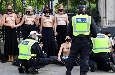 Extinction Rebellion -aktivistit lukitsivat itsensä kiinni parlamenttitalon edustalle Lontoossa syyskuussa 2020.