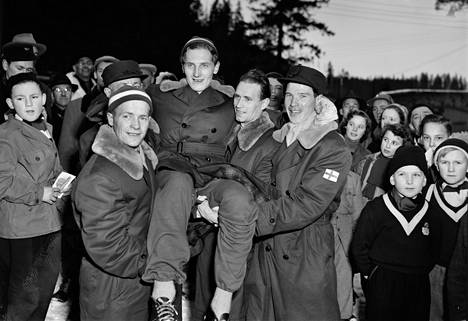 4 x 10 km viestin olympiakultamitalistit Paavo Lonkila, Tapio Mäkelä kultatuolissa, Urpo Korhonen ja Heikki Hasu vuonna 1952.