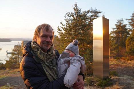Savonlinnan maakuntamuseon arkeologi Martti Koponen ymmärtää monoliitin vahvana vihjeenä, että Savonlinnasta tulee Euroopan kulttuuripääkaupunki. Koposen sylissä hänen ensimmäinen lapsenlapsensa, pikku Mikael.