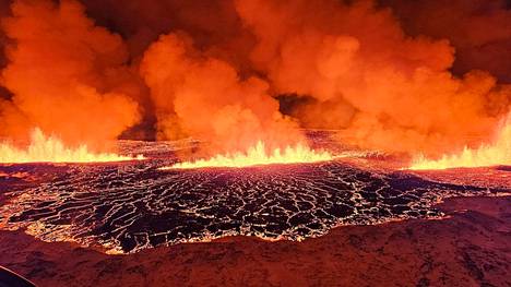 Magmaa purkautui maan uumenista kukkulalla lähellä Grindavikia Islannin Reykjanesin niemimaalla tiistaina. Nyt tilanne on kuitenkin jo rauhoittunut, eikä purkausta tällä hetkellä näy.
