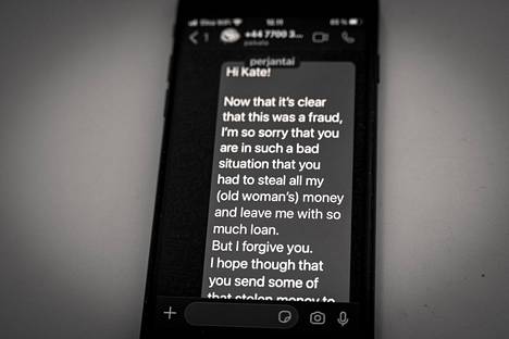 Maija lähetti Katelle viestin, jossa pahoittelee sitä, että Katen tilanne on niin kehno, että hän on joutunut varastamaan hänen rahansa. Viestin loppuosassa, jota kuvassa ei näy, Maija esittää toivomuksen siitä, että Kate voisi lähettää osan huijatuista rahoista ukrainalaisille.