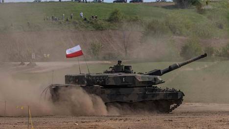 Puolan asevoimien Leopard otti osaa Naton sotaharjoitukseen Nowogrodissa toukokuussa 2022.