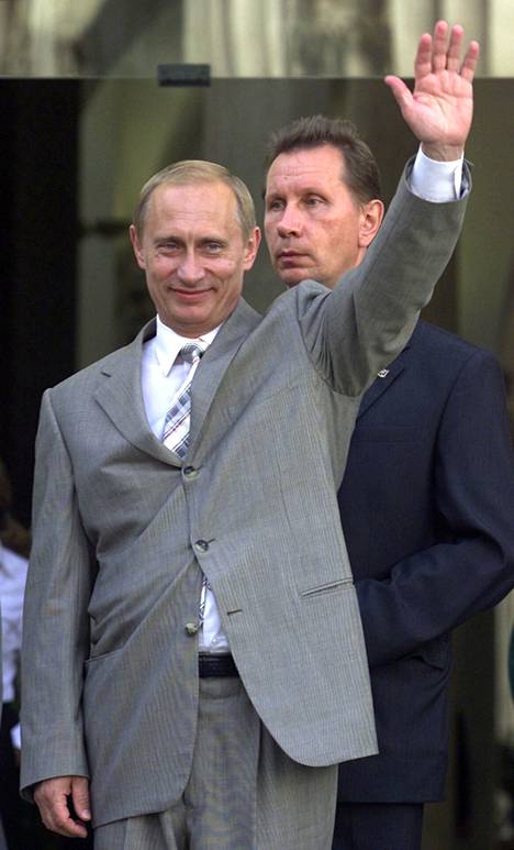 Presidentti Putin poistumassa toisesta istunnostaG8-huippukokouksessa Palazzo Ducalessa Genovassa 20. heinäkuuta 2001.