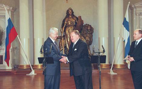 Vuonna 1997 Boris Jeltsin vieraili Suomessa lämpimissä merkeissä ja tapasi muun muassa Suomen virkaveljensä Martti Ahtisaaren.