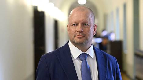 Perussuomalaisten kansanedustajan Timo Vornasta epäillään tällä hetkellä vaaran aiheuttamisesta, laittomasta uhkauksesta ja ampuma-ase­rikkomuksesta.