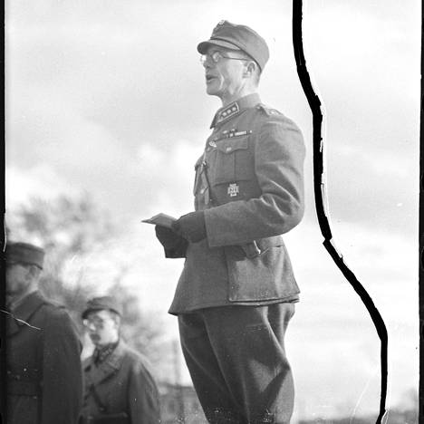 Karjalan armeijan sotilaspastori Kalervo Kurkiala puhui Äänislinnassa lokakuussa 1941. Valokuvan negatiivissa näkyy halkeama.