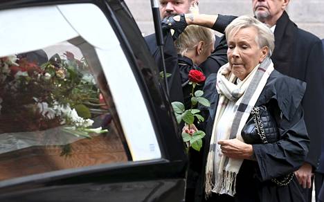 Riitta Loiri osallistui ex-miehensä hautajaisiin syyskuussa 2022.