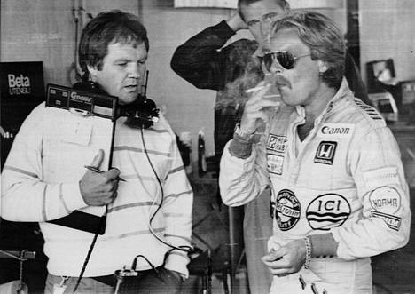 Keke Rosberg veti hermosauhut Nürburgringillä viimeisellä Williams-kaudellaan 1985. Vieressä Patrick Head ja takana tilannetta seuraa Kari O. Sohlberg.