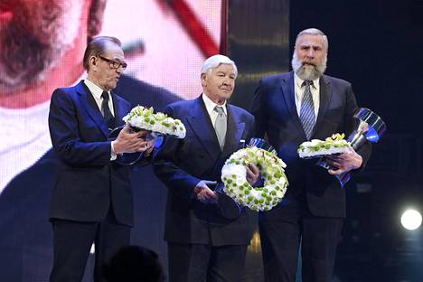 Heikki Hasu (kesk.) nimettiin Suomen urheilun Hall of Fameen Urheilugaalassa 2014 yhdessä pesäpalloilija Eino Kaakkolahden ja hiihtäjä Juha Miedon kanssa.