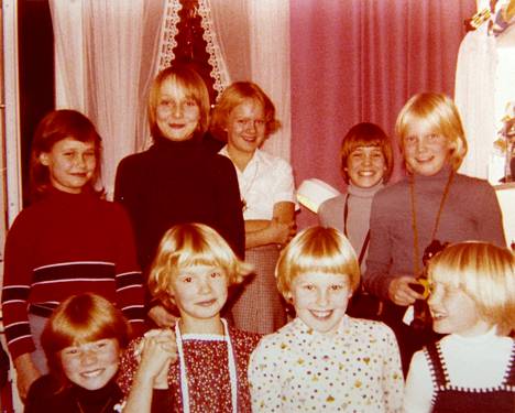 Vuosi 1977. "Itä-Helsinki on rakas kotiseutuni. Meitä avainkaulalapsia oli paljon ja leikimme aamusta iltaan. Olen pitkä tyttö takarivissä, valkoinen paita yllä.”