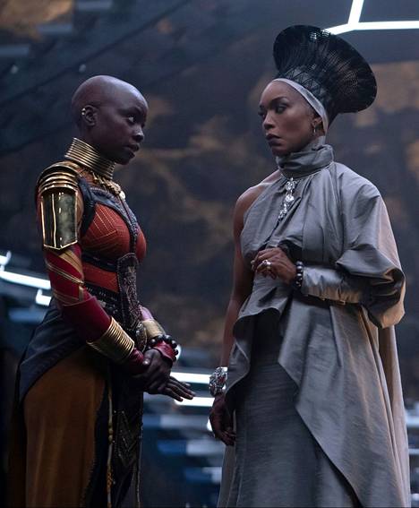 Wakandan mahtinaiset Okoye (Danai Gurira) ja kuningatar Ramonda (Angela Bassett) luotsaavat maataan kuninkaan kuoleman jälkeen.