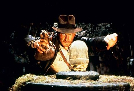 Arkeologi Indiana Jonesin (Harrison Ford) seikkailut alkoivat vuonna 1981 elokuvasta Kadonneen aarten metsästäjät.