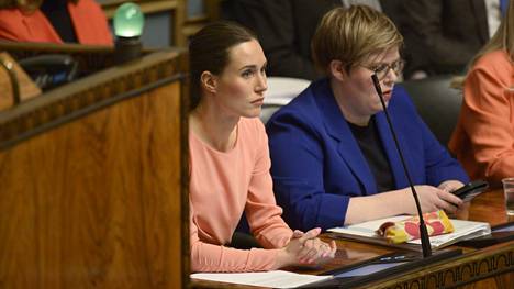 Pääministeri Sanna Marin ja valtiovarainministeri Annika Saarikko eduskunnan suullisella kyselytunnilla Helsingissä 26. tammikuuta 2023. 