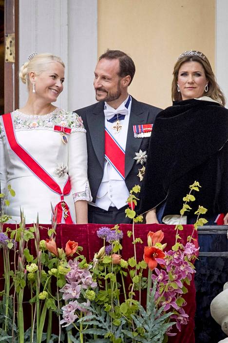 Prinsessa Märtha Louise yhdessä veljensä kruununprinssi Haakonin ja tämän vaimon, kruununprinsessa Mette-Maritin kanssa vuonna 2017.