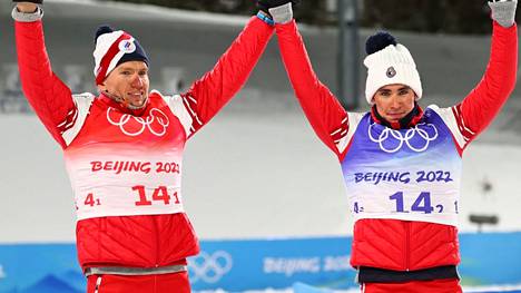 Maastohiihtäjät Aleksandr Bolshunov ja Aleksandr Terentjev juhlimassa Pekingin olympialaisissa.