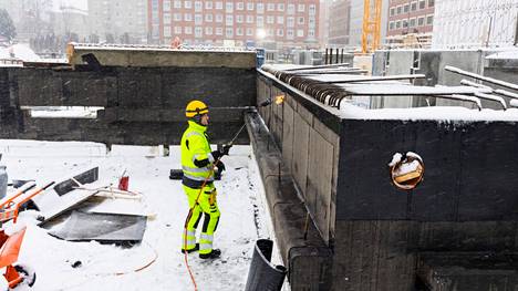 Vedeneristystöitä Tammelan stadionin rakennusprojektissa Tampereella tammikuussa 2022.