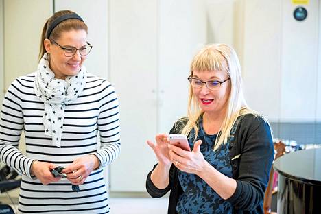 Oppilaat osaavat yllättää. Apulaisrehtori Kaisu Metsä-Tokila ja opettaja Aila Airola näyttävät WhatsAppista neljäsluokkalaisen oppilaan luokkakavereilleen tekemän opetusvideon.