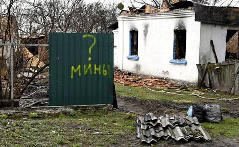 Teksti Miinoja kertoo, että alue on vielä tutkimatta räjähteiden varalta Andriivkassa.