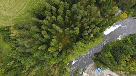Helikopterikuva Myllykosken asuinpaikan yläpuolelta. Se sijaitsee kallioisen metsän keskellä Porvoonjoen yläjuoksun varrella.