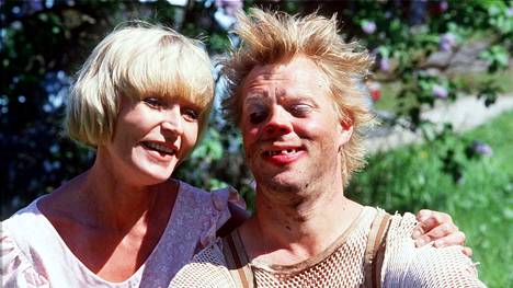 Vesa-Matti Loiri ja Marjatta Raita Uuno muuttaa maalle -elokuvan kuvauksissa kesäkuussa 1986.