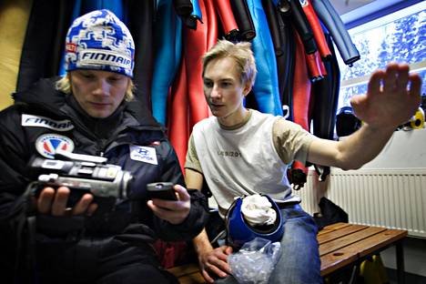 Ikonen ja hänen henkilökohtainen valmentajansa Sami Leskinen katsovat hyppyä videolta joulukuussa 2005.