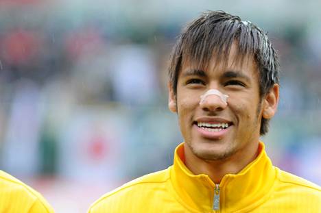 Lokakuussa 2012 Neymar edusti kotimaataan Brasiliaa hymy huulillaan. Miehen rento hiustyyli poikkesi paljon siitä, millaisessa hänet on totuttu viime vuosina näkemään.