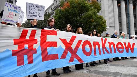 Öljy-yhtiö Exxon Mobilin toimia vastustavia mielenosoittajia New Yorkissa 22. lokakuuta 2019.