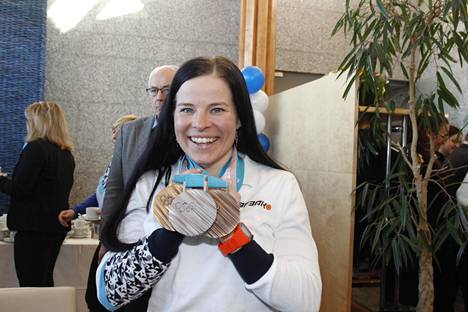 Viime talven Pyeonchangin olympialaisista kolme mitalia voittanut Pärmäkoski on Suomen naishiihdon ykköstähti.