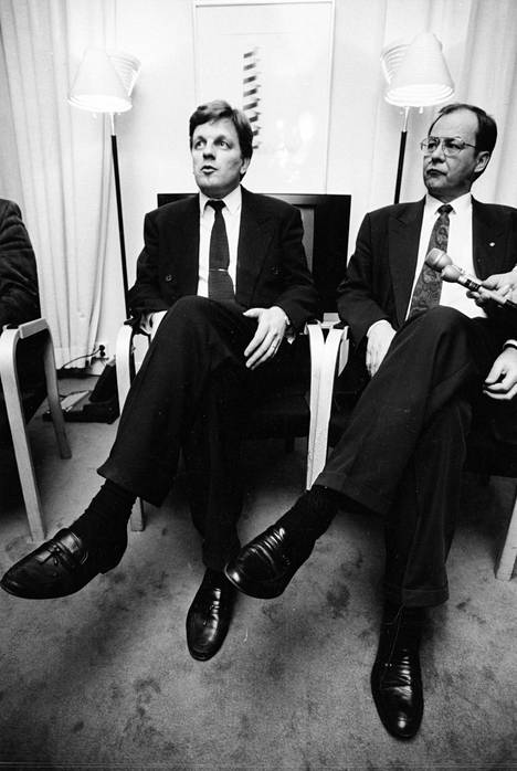 Pääministeri Esko Aho ja valtionvarainministeri Iiro Viinanen olivat kovassa paikassa 1990-luvun alun talouskriisissä.