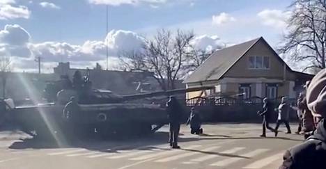 Internetiin ladattu video näyttää, kuinka paikalliset asukkaat yrittävät estää Venäjän joukkojen etenemisen Bakhmacissa, Ukrainassa 26. helmikuuta.
