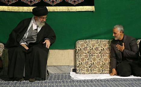 Iranin hengellinen johtaja ajatollah Ali Khamenei ja Suleimani kuvattiin yhdessä uskonnollisessa seremoniassa Teheranissa keväällä 2015.