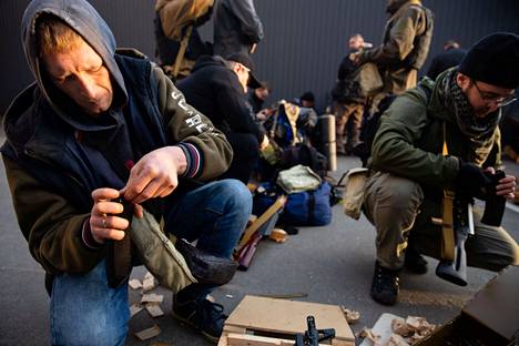 Vapaaehtoiset lataavat aseita Kiovassa.