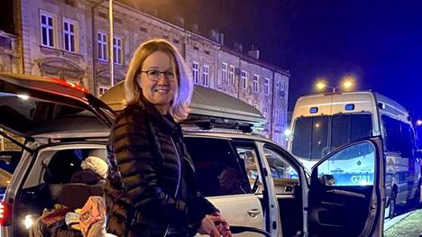 Minna Pye Przemyslin aseman edessä Puolassa lauantai-iltana. 