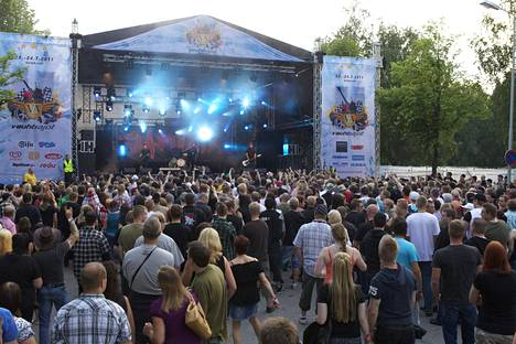 Seinäjoen vauhtiajojen yhteydessä kuullaan monia kotimaisia artisteja. Festivaalitunnelmaa Klamydian keikalta kesältä 2011.