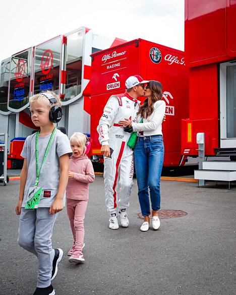 Lasten silmän välttäessä Kimi ja Minttu Räikkönen antoivat toisilleen hellän suukon perjantaina.