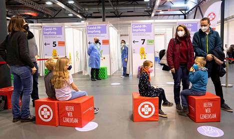 Lapset jonottivat rokotetta Wienissä maanantaiaamuna.