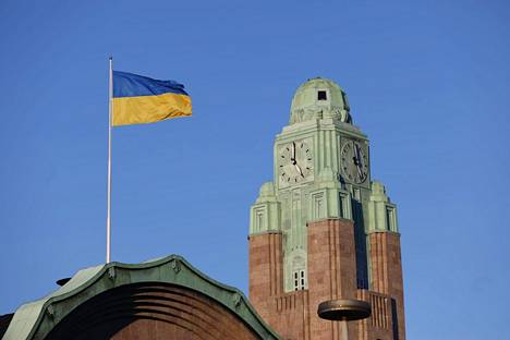 Helsingin rautatieasemalla liehuu Ukrainan lippu - Kotimaa - Ilta-Sanomat