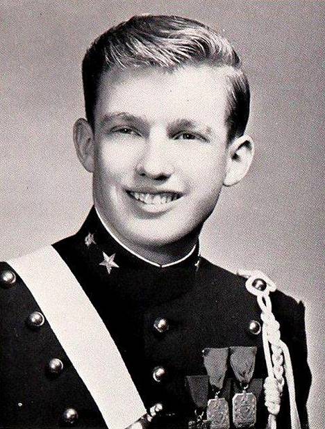 Nuori Donald Trump sotilasakatemian vuosikirjan kuvassa.
