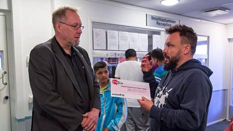 Riku Rantala (oik.) kertoi Startup Refugees -ohjelmasta Metsälän vastaanottokeskuksen johtajalle Pekka Nuutiselle syyskuussa 2015.