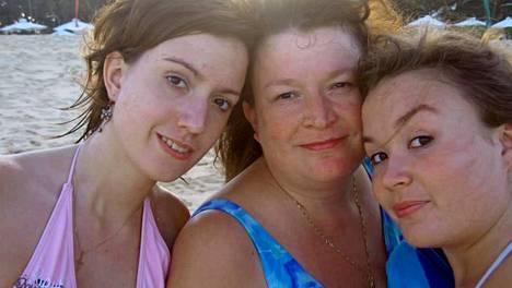 Catharine (oik.) ja Alexandra Zühlken äiti Cristina (keskellä) menehtyi ALSiin vuonna 2013.