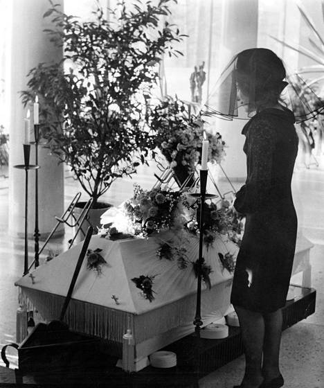 Häät muuttuivat hautajaisiksi. Tamara Lund kuvattiin Rami Sarmaston arkun äärellä 1965.