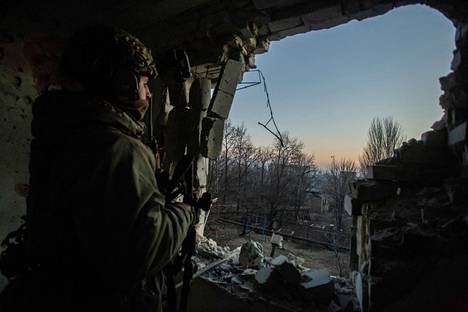 Ukrainalaissotilas juoksuhaudassa lähellä Bahmutia.