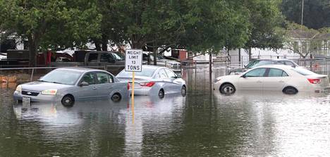Tulvan alle jääneitä autoja näkyy kaikkialla.